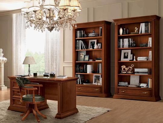 Klasická italská pracovna v hnědé barvě. Klasický styl bydlení sestavený z klasického psacího stolu, kancelářského křesla se zelenou koženkou a originálních knihoven.
