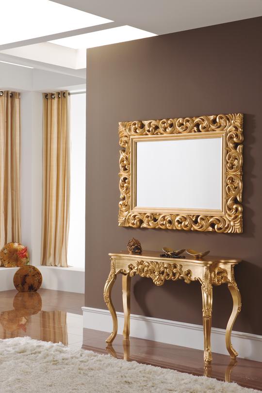 Zlatý barokní konzolový stolek spolu se zlatým zdobeným nástěnným zrcadlem obdobného stylu. Extravagantní provedení v kombinaci se zámeckým stylem vnese do prostoru nádech luxusu a přepychu.